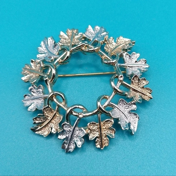 Sarah Coventry Gold and Silver Tone Leaf Wreath Brooch Pin 2" - Picture 1 of 7